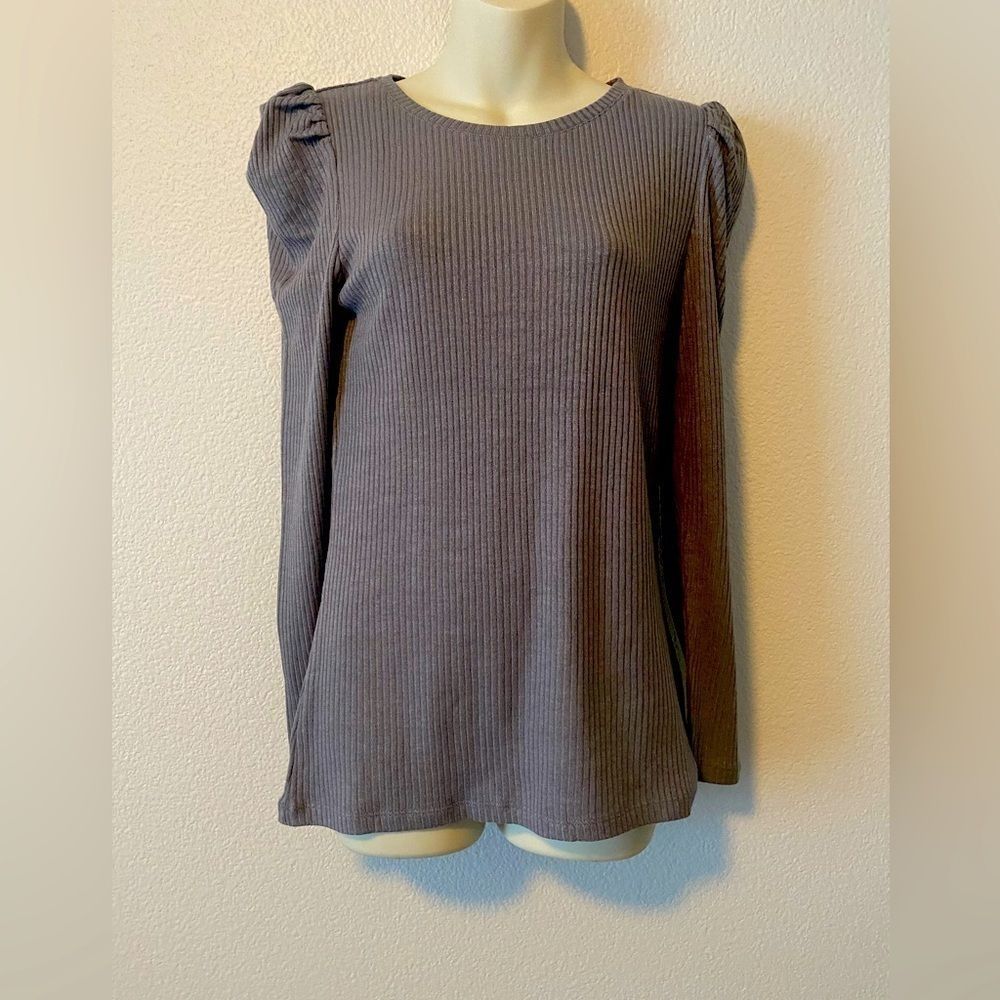 𝅺NWT Philosophy knit puff sleeve top!